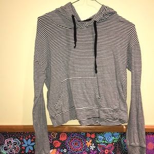 FOREVER 21 CROPPED SWEATSHIRT